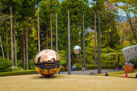 Hakone Open-Air Museum:  Niezwykła Galeria Rzeźb otoczona Zjawiskową Naturą