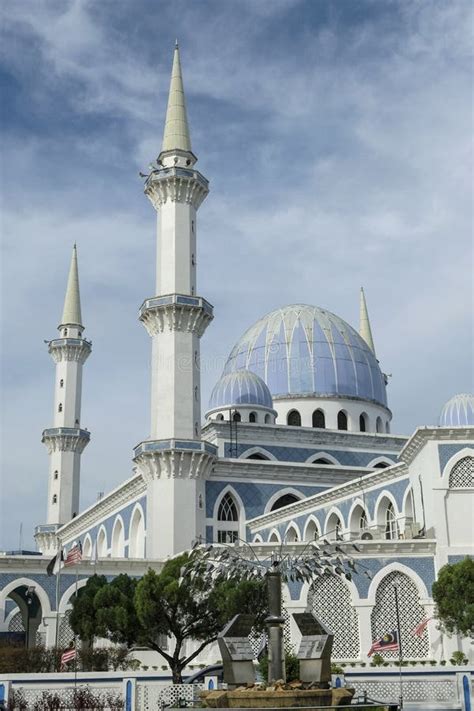  Kuantan's Masjid Sultan Ahmad -  Arcydzieło architektury islamskiej z odrobiną morskiego uroku!