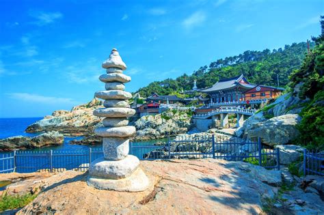 Mujeongbong Peak! A Stunning Mountain Vista Overlooking Busan's Bustling Harbor