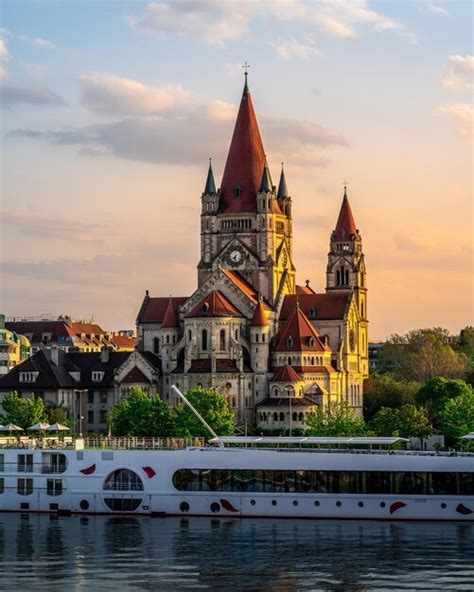 Muzeum Historyczne w Quinge! Odkryj fascynujące artefakty i zapierające dech w piersiach ekspozycje.