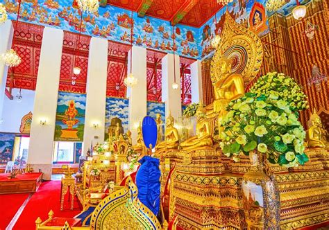  Wat Ongkharam: History and Harmony Wrapped in Golden Splendor!